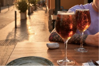 Tomar cerveza en Bar Torrent